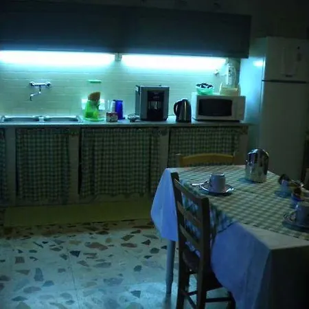 Alojamento de Acomodação e Pequeno-almoço A Due Passi Da Aci SantʼAntonio