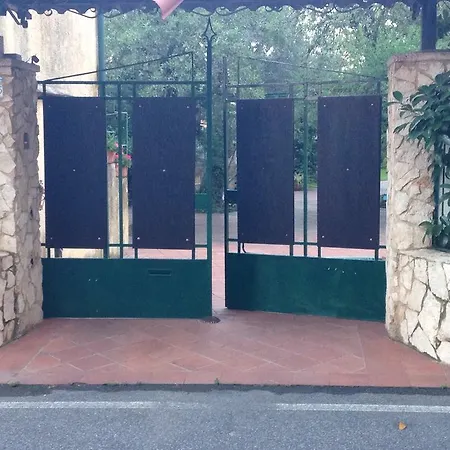A Due Passi Da Alojamento de Acomodação e Pequeno-almoço Aci SantʼAntonio